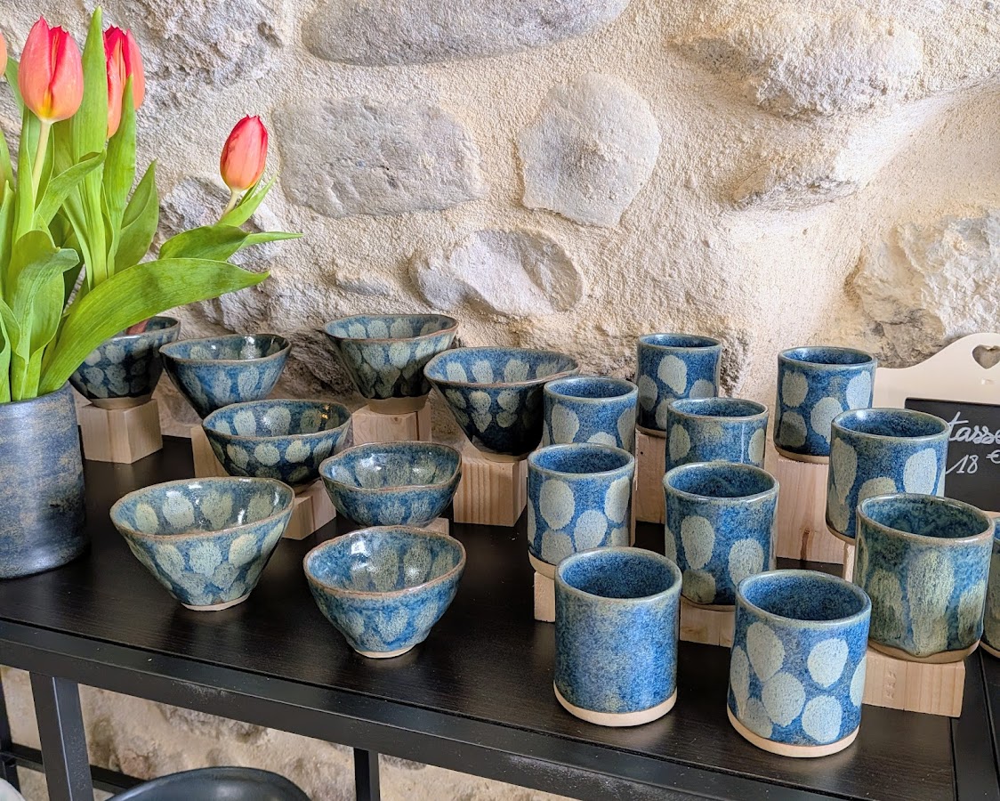 Céramiques peintes et cuites, prêtes à emporter