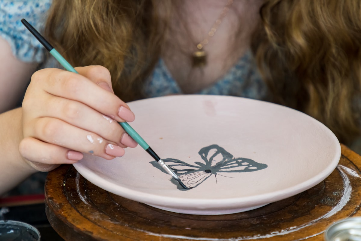 Peinture d'une assiette en céramique (photo d'illustration)