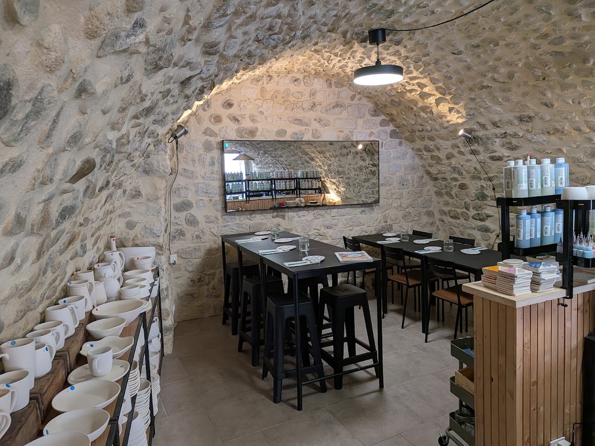 Salle voûtée en pierre avec tables préparées pour l'atelier